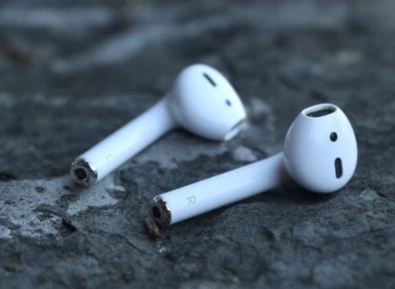 Porque mis airpods se escuchan bajo 5